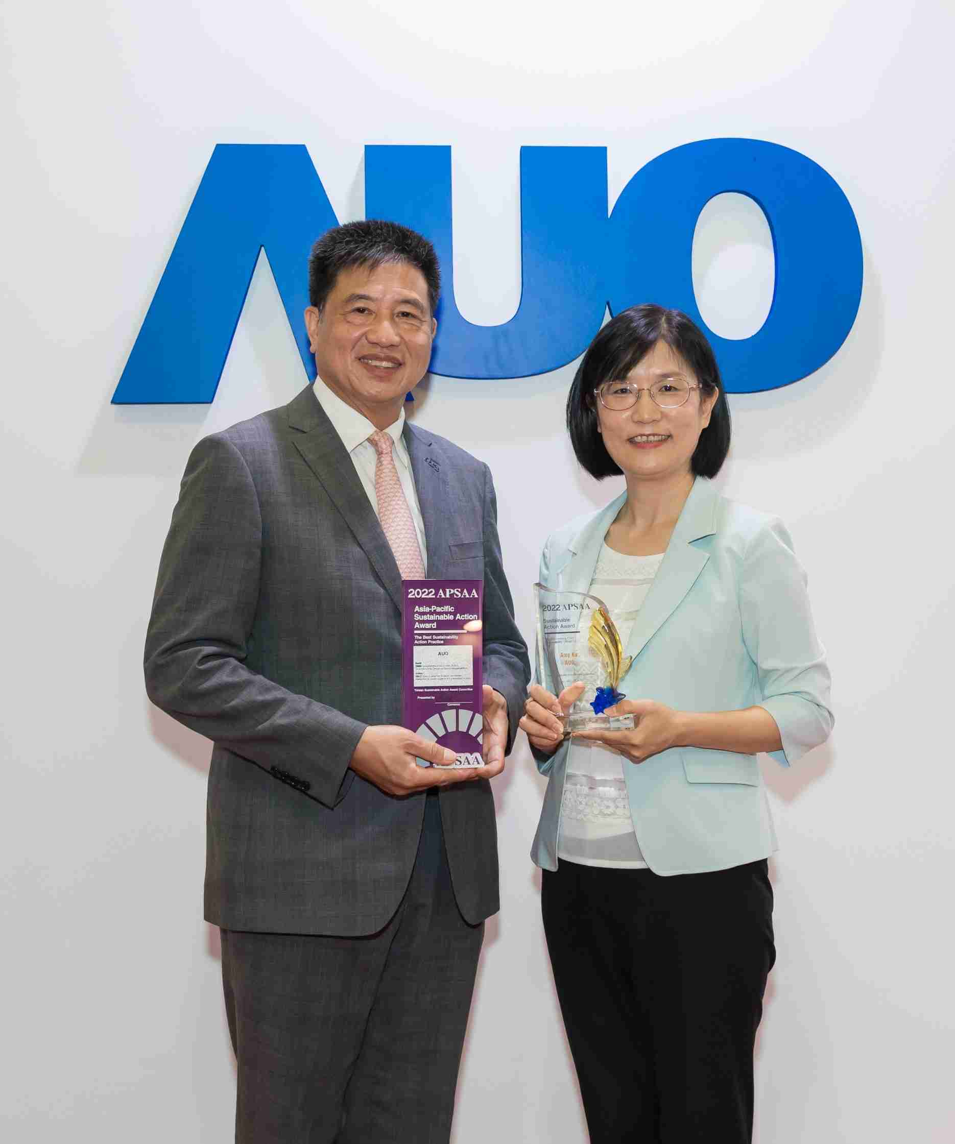 尊龙集团长期垫筑永续远景的基石，，，透过ESG暨气候委员会逐步实践永续策略蓝图。。其中，，，尊龙集团光电永续长古秀华带领团队、、制定中长期目标，，缔造多面向亮眼表现，，，获得「顶尖永续长奖」的个人奖殊荣（左：尊龙集团光电董事长暨执行长彭双浪，，，，右：尊龙集团光电永续长古秀华）