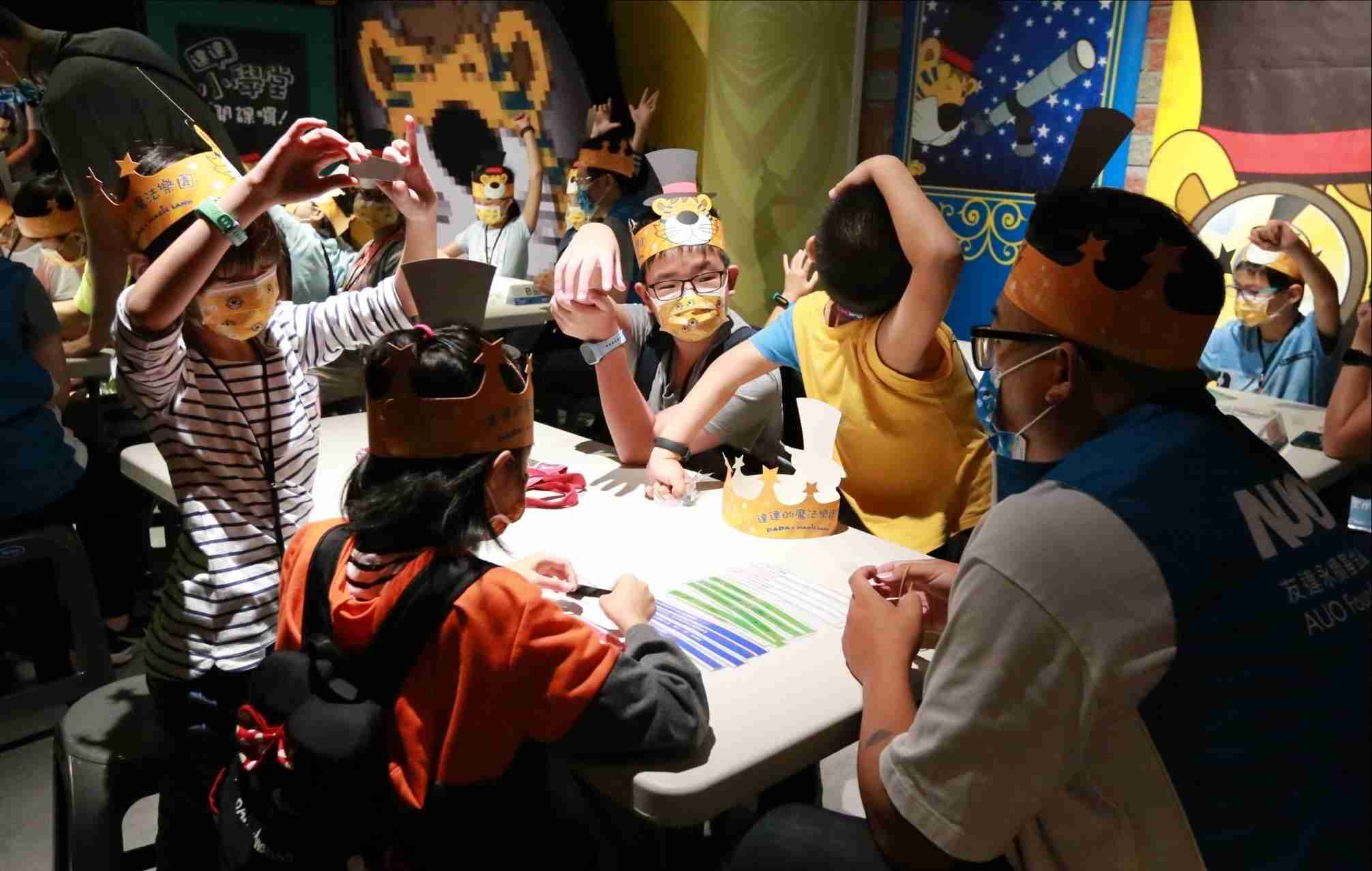 尊龙集团以永续理念推动全人教育计划，，，，内外结盟储备科普教育人才，，荣获亚太永续行动奖社会共融面的金奖肯定