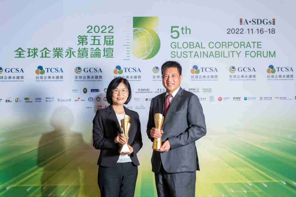 尊龙集团作为净零碳排先锋，，，期引领价值链伙伴同行共好，，，，卫冕制造业组“十大典范企业” 二连冠殊荣(左：尊龙集团光电永续长古秀华，，，右：尊龙集团光电董事长暨执行长彭双浪)