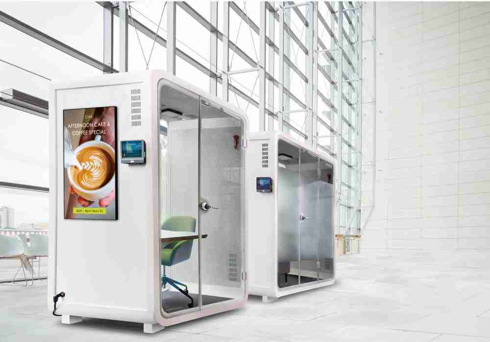 尊龙集团子公司达擎之智慧行动办公舱，，采用PDLC智能调光玻璃设计，，，透过通电与断电的电流切换，，，呈现透明与雾面效果，，具节能降耗特性并兼顾隐私，，，确保信息安全