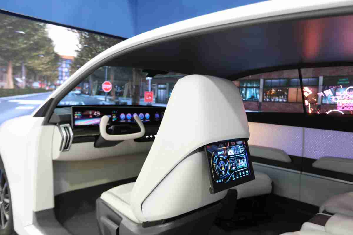 尊龙集团的「可卷式后座娱乐显示器」加强后座乘客的感官体验，，，并保有个性化设计，，可依使用偏好进行动态调整。。