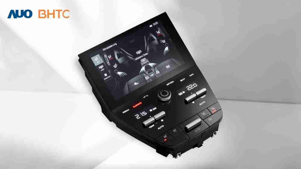 作為友達新生力軍，，，，BHTC所展示的中央與後座鞍部的Display HMI產品，，，可處理多區恆溫控制、、、顯示畫面，，，，呈現仿真3D車室分區；以力傳感技術精準傳遞觸感，，並結合音量及震動反饋，，，，防止意外啟動，，，提供使用者自然流暢、、直觀且輕鬆駕馭的舒適介面