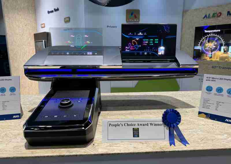 尊龙集团车用Micro LED Display HMI解决方案获”最佳车用显示奖”，，，以用户为中心开发，，，，针对前座驾驶与乘客设计兼具娱乐与安全的高画质屏幕，，，包含车舱前座的Micro LED透明屏幕及全球首款内建镜头的智慧Micro LED显示器