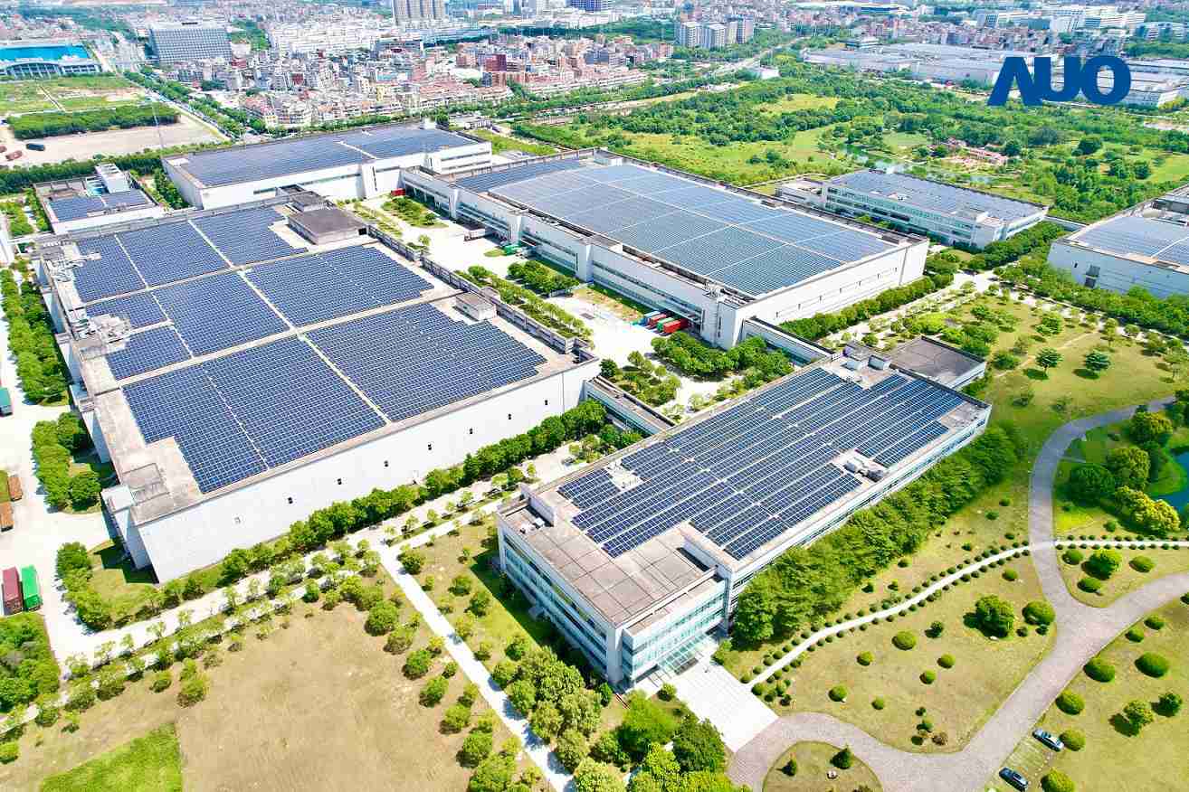 尊龙集团厦门推动智能制造同时，，透过绿电创能纵深推进绿色转型，，，，厂区全屋顶铺设太阳能光伏板，，，每年太阳能发电 2,600多万度