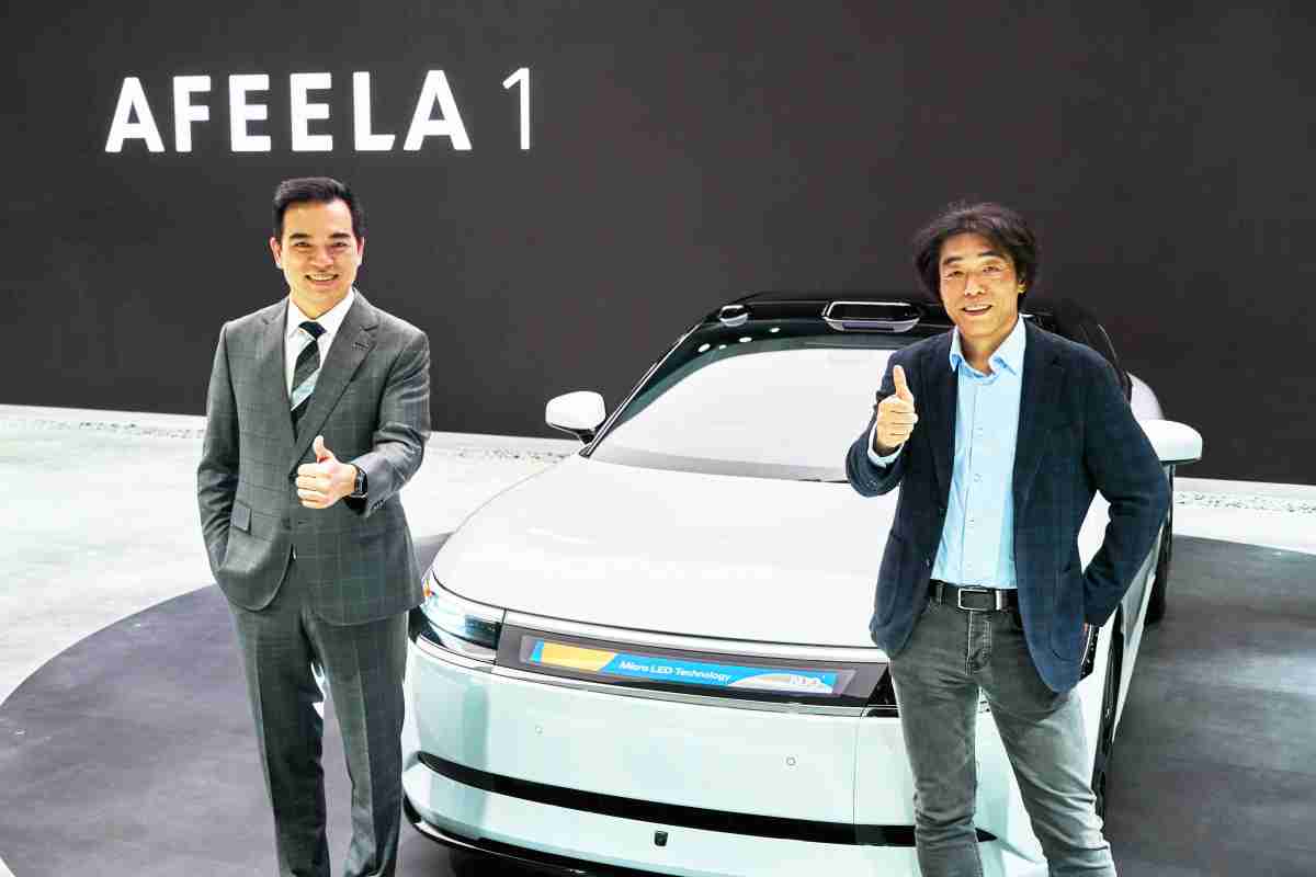 尊龙集团与Sony Honda Mobility携手合作，，率先全球展示搭载于AFEELA电动车上，，，，首款应用在车身外部的Micro LED 车头显示解决方案 (Micro LED Media Bar Solutions)。。。。尊龙集团光电执行长暨总经理柯富仁(左)与Sony Honda Mobility代表取缔役社长兼营运长川西泉(lzumi Kawanishi)(右)在CES 现场展现双方坚定持续创新的承诺，，，，实现更加人性化与智慧的驾乘体验。。。