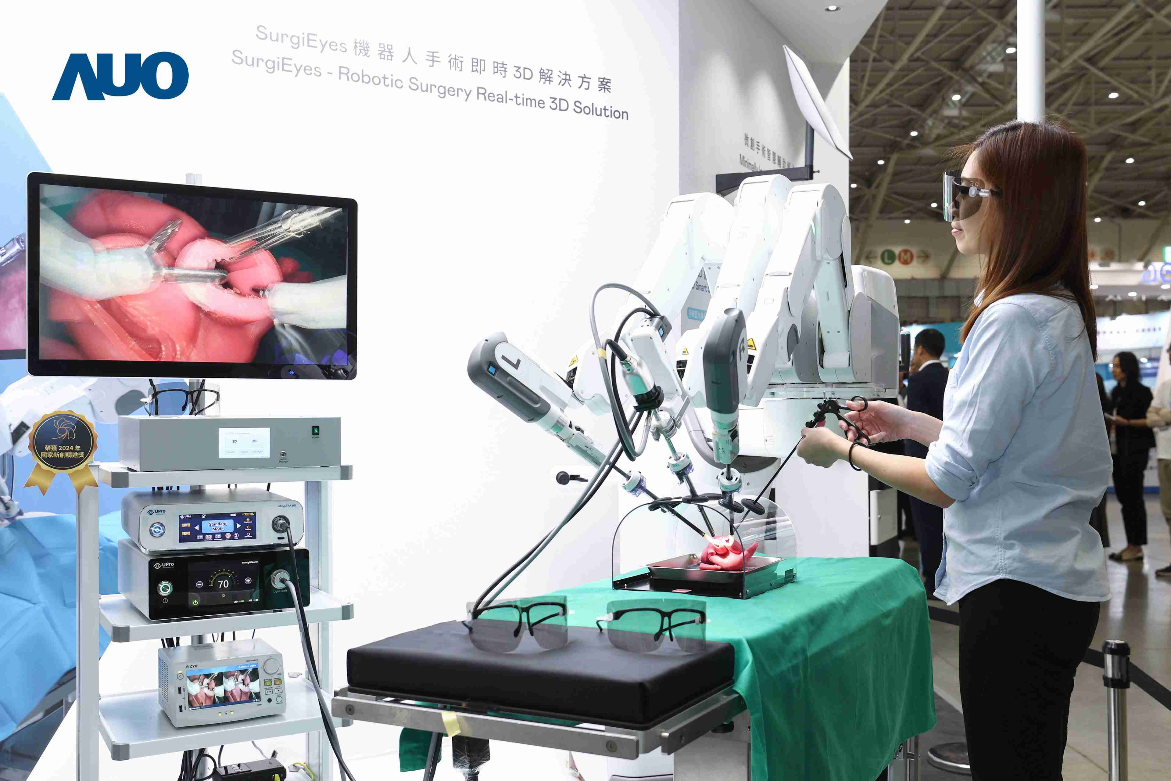 达擎以领先的3D显示技术推出〝SurgiEyes机器人手术实时3D解决方案〞，，，整合先进3D图像处理与独家3D垂直宽视角、、、广色域的显示技术，，，手术团队可实时同步主刀医师视角看到清晰3D影像，，，，提升沟通效率与安全性。。